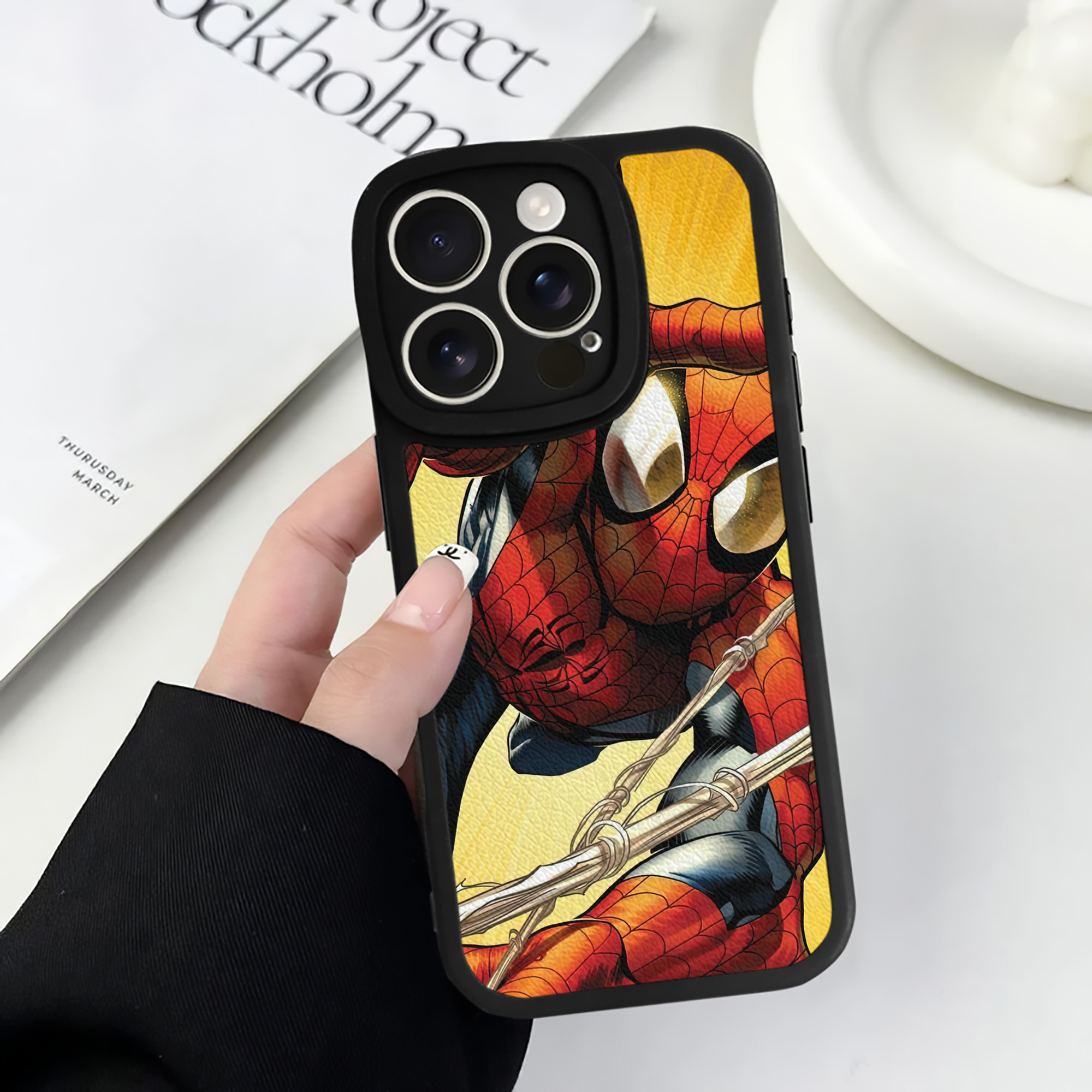 （画像用） Spider Man スパイダーマン 【iPhone 16シリーズ対応】シリコンスマホケース（レザー調） 材質：シリコン